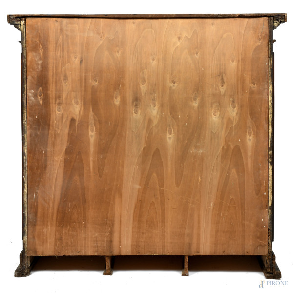 Credenza in noce, XVIII secolo. Fronte a doppia anta con decorazione a quadrature e lesene, cm 14...