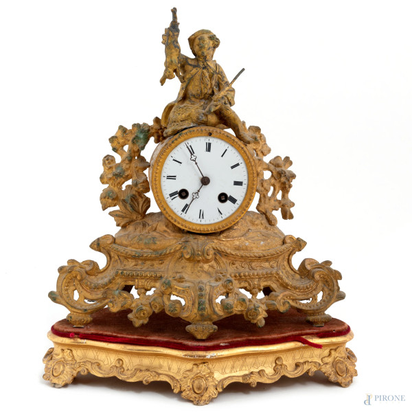 Orologio da tavolo in antimonio dorato e cesellato su base in legno, con figura apicale di cacciatore, XX secolo, cm 31x29x12, misure base cm 5x29x12, (segni di usura, difetti, da revisionare)