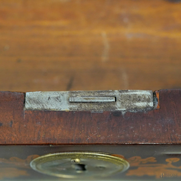 Comò a tre cassetti in mogano con intarsi in bosso, XIX secolo, cm 94x114x49,5