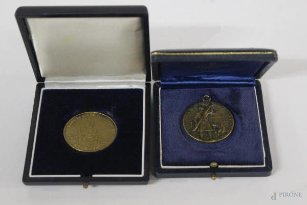Lotto composto da due medaglie a soggetti e materiali diversi, diametro 3,5 cm.