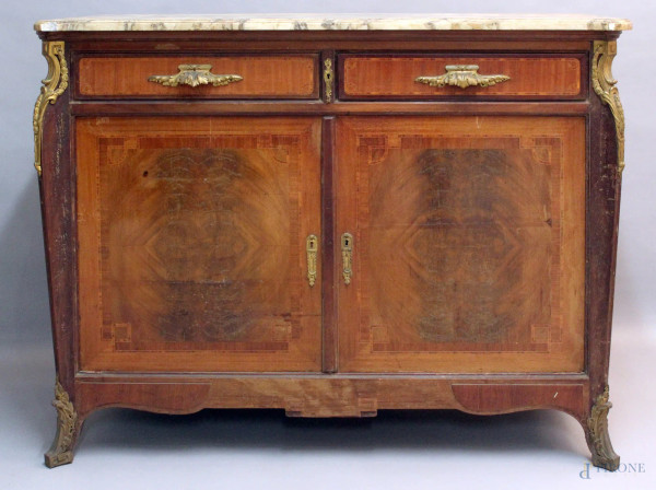 Credenza in mogano e piuma con filetti in bois de rose, a due cassetti e due sportelli, con guarnizioni in bronzo e piano in marmo, cm 104x130x50, Francia, XIX sec.