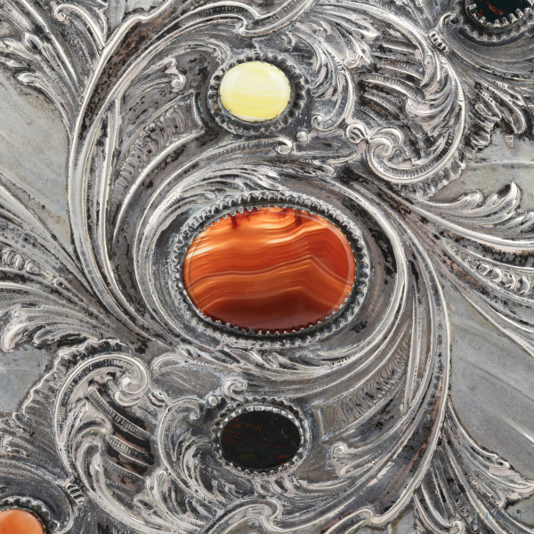 Vassoio centrotavola in argento 800/000 e pietre dure, cm 34x35, peso lordo gr 960, (segni di usu...