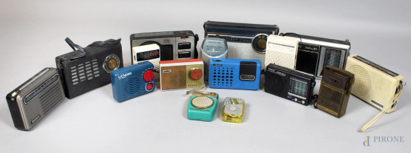 Lotto composto da sedici radio portatili di marche ed epoche diverse.