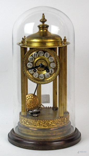 Orologio a tempietto in metallo dorato, XX secolo, base a guisa di portico circolare, quadrante a numeri arabi sorretto da sei colonne scanalate, campana in vetro, cm h 42, (meccanismo da revisionare)