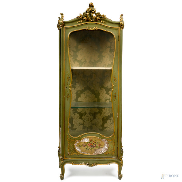 Mobile vetrina in legno intagliato, laccato in verde ed oro e con sezioni dipinte con motivi floreali. Fronte sormontato da elementi intagliati a volute, poggiante su gambe arcuate inagliate a volute, XX secolo, cm 194,5x71x40,5, (difetti)