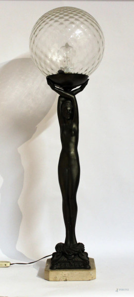 Lampada in metallo a forma femminile, base in marmo, completo di globo in vetro, h 60 cm.