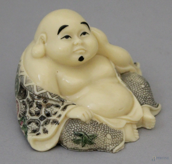 Budda in resina con scena erotica alla base, altezza cm 7.