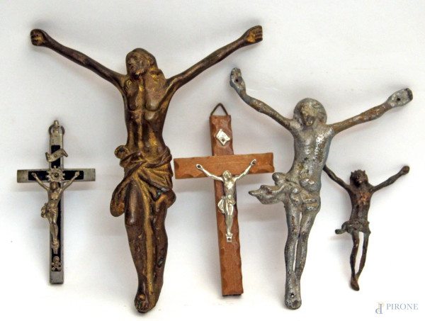 Lotto composto da cinque crocifissi in materiali ed epoche diverse, H. max. 15 cm.