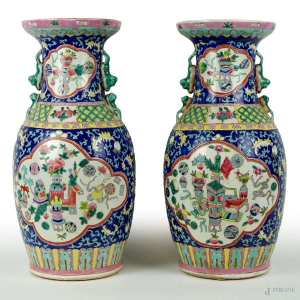 Coppia di grandi vasi in porcellana decorati in policromia, cm h 46, Cina, XX secolo, (difetti).