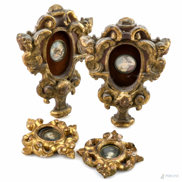 Lotto di quattro miniature raffiguranti gentildonna e gentiluomo, cortigiana e scena cortese, XIX-XX secolo, entro cornici in legno intagliato e dorato, misure complessive massime cm 24x17, (segni di usura, difetti)