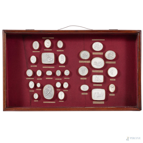 Bacheca contenente calchi di monete in stucco, XX secolo, misure complessive cm 36x61