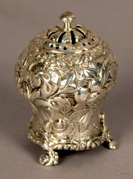 Spargicacao in argento sbalzato e cesellato a motivi di fiori, XIX secolo, altezza 8 cm.