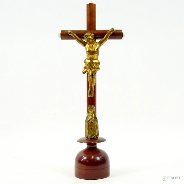 Crocifisso in legno intagliato e parzialmente dorato, XIX secolo, cm h 38,5