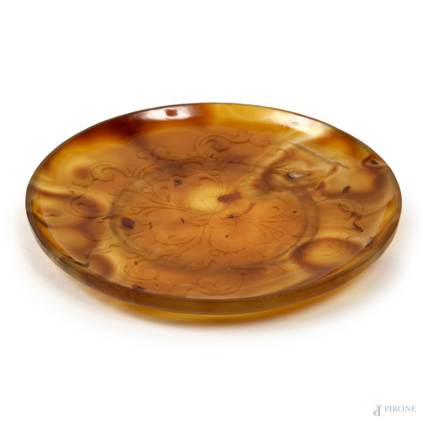 Piatto in corniola con decori vegetali, XX secolo, diametro cm 22,5