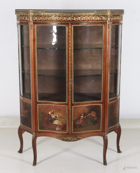 Vetrina in stile Napoleone III in legno impiallacciato a doppia anta vetrata con quadrature decorate con scene galanti. Inserti in bronzo dorato. XX secolo, cm 140x101x39, (segni di usura, graffi, scalfiture, difetti)