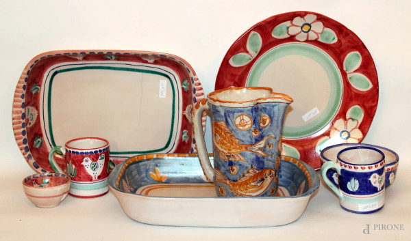 Lotto di ceramiche di Vietri composto da due pirofile (uno filè), una brocca, due boccali, una zuppiera ed un vassoio.