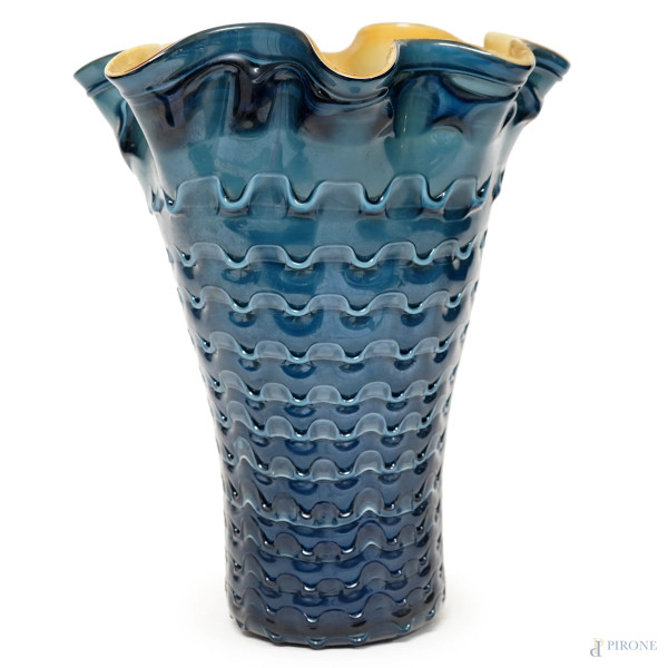 Vaso in vetro incamiciato blu e ocra, Murano, XX secolo, firmato sotto la base "Ghisetti Murano", altezza cm 32,5