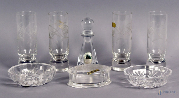 Lotto composto da quattro bicchieri, due cofanetti, una bottiglietta in vetro, altezza 13,5 cm, (difetti).