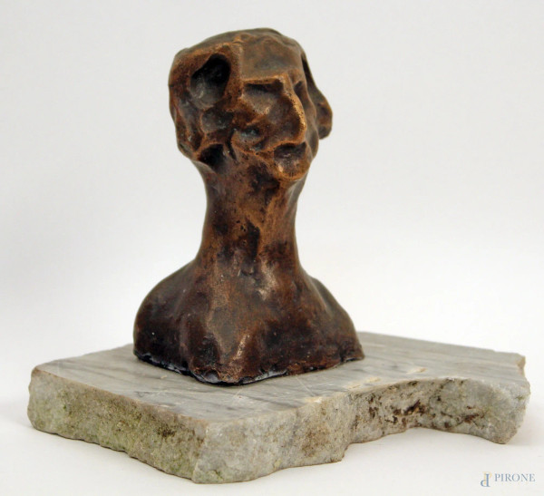 Busto d&#39;uomo, scultura in bronzo brunito, h. 12 cm, poggiante su base in marmo.