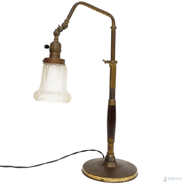 Lampada da tavolo del XIX-XX secolo in ottone e legno, cappello in vetro satinato, altezza cm 55 (funzionante)