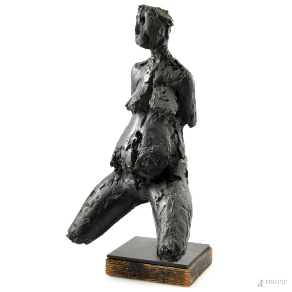 Aspettando la maternità, XX secolo, scultura in bronzo su base in legno, altezza complessiva cm 47,5, (segni di usura)