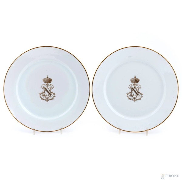 Coppia di piatti in porcellana Sevres nei toni del bianco e dell'oro con 