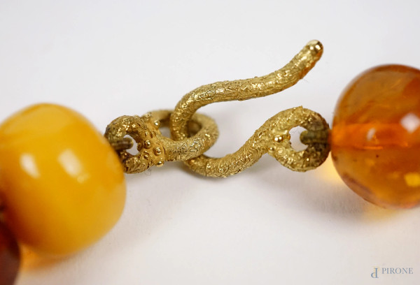 Collana in sfere d'ambra ed altri materiali, lunghezza cm 82.