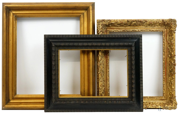 Lotto di tre cornici diverse in legno dorato ed  ebanizzato, XIX-XX secolo, decori a volute e a guilloché , ingombro max cm 39x47, (difetti)
