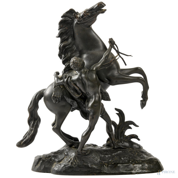 Scultura in bronzo raffigurante dioscuro con cavalllo imbizzarrito, cm 40x35x15,