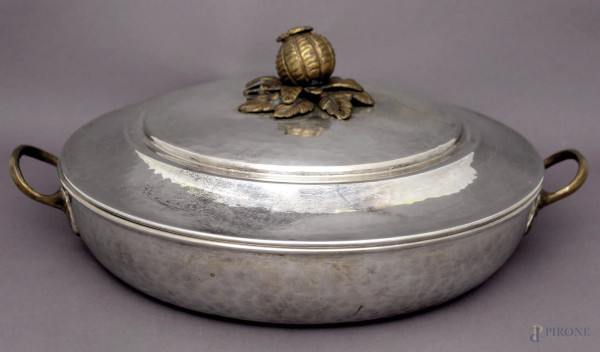 Legumiera in metallo argentato con manici e frutto a rilievo, diametro 38 cm.
