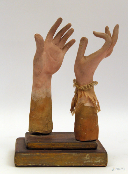 Frammenti di mani in terracotta, poggianti su base, XVIII sec., h. cm 16.