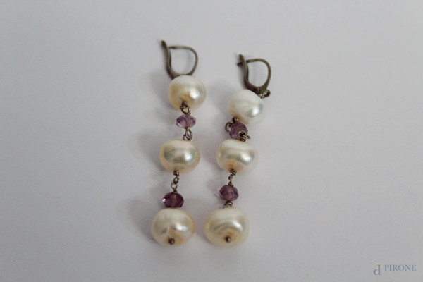 Coppia di orecchini con perle.