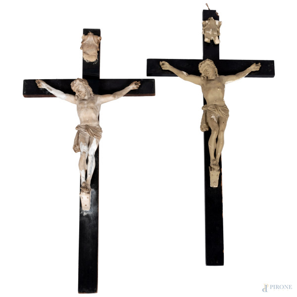 Lotto di due crocifissi in gesso e legno dipinti, XX secolo, misure massime cm 85x41,5, (segni di usura, scalfiture, rotture, mancanze, restauri, difetti)