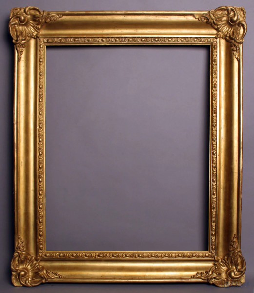 Cornice dell&#39;800 in legno dorato, ingombro 82x70 cm, specchio 65,5x52,5 cm.