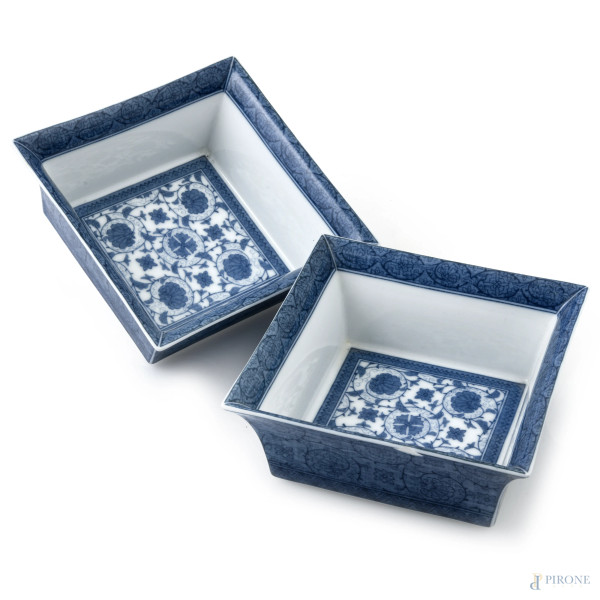 Lotto di due sottovasi in ceramica decorata a motivi geometrico-vegetali nei toni del bianco e del blu. Cina, XX secolo, cm 6,5x15,5x15,5, (segni di usura, sbeccature, difetti)