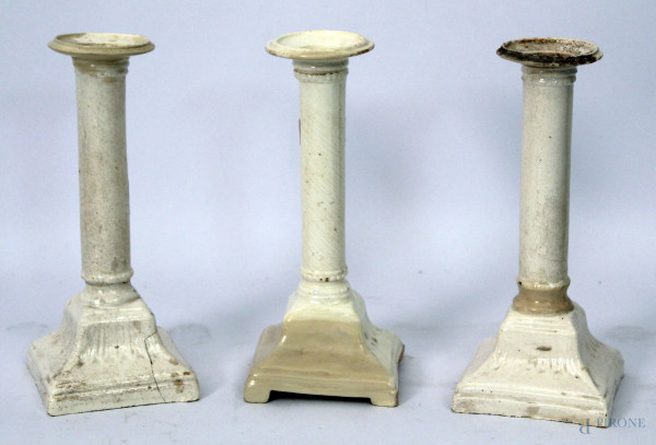 Lotto composto da tre candelieri in maiolica, h. cm 18.
