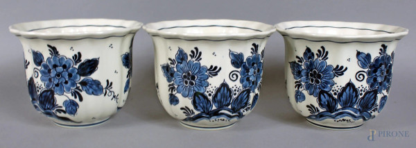 Lotto composto da tre vasetti in ceramica di Delft a decoro di fiori, altezza 11 cm.