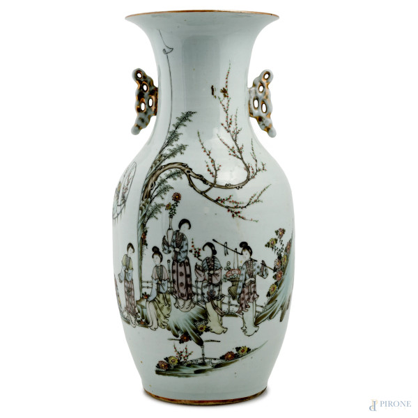 Vaso in porcellana bianca decorata con scena di genere e ideogrammi. Cina, XX secolo, altezza cm 42,5, (segni di usura, difetti di cottura)