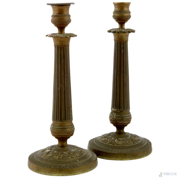 Coppia di candelieri in bronzo dal fusto scanalato, XX secolo, altezza cm 28, (segni di usura del tempo)