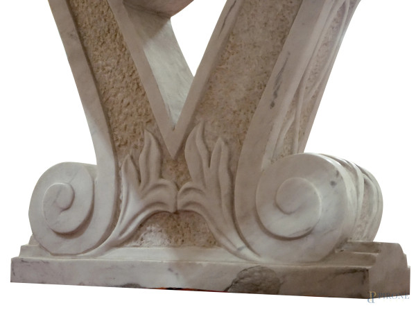 Tavolo con piano rettangolare in marmo policromo con decori geometrici e due scacchiere, poggiant...