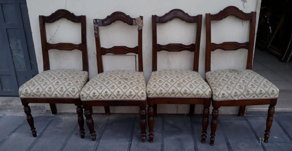 Lotto di quattro sedie in noce con sedili in stoffa fiorata, XIX sec.