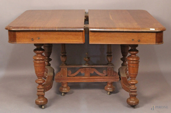 Tavolo di linea rettangolare in rovere poggiante su gambe tornite, allungabile, XIX sec., cm 74 x 130 x 110.