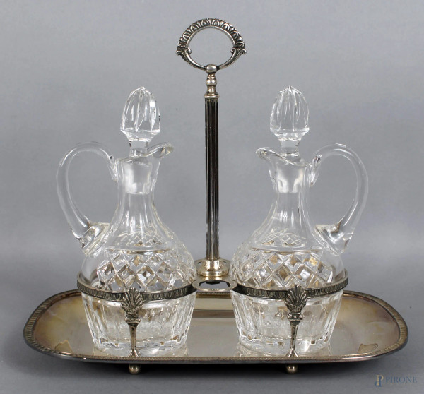 Oliera in argento con flaconi in cristallo, altezza 21 cm, gr. 360.
