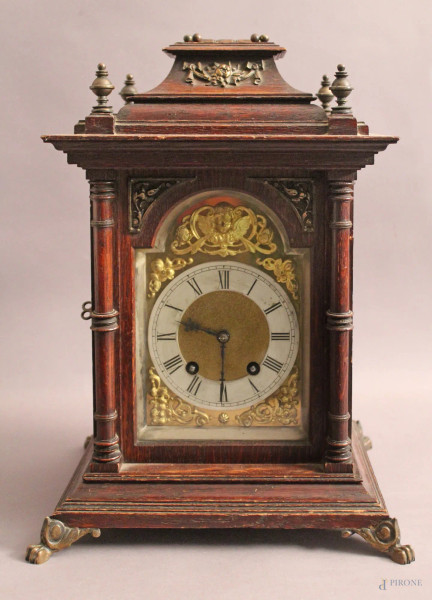 Orologio in legno con finiture in bronzo dorato e cesellato, primi &#39;900, H 40 cm, da revisionare.
