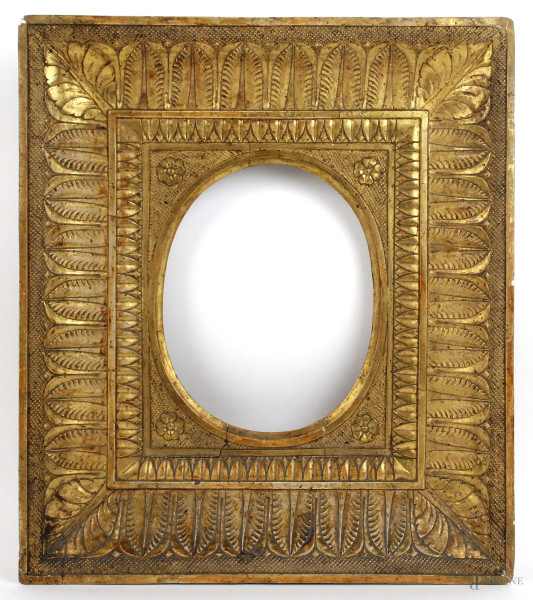 Cornice napoletana a guantiera in legno intagliato e dorato, ingombro cm. 36,5x32, specchio cm. 19x15,5, XIX secolo.