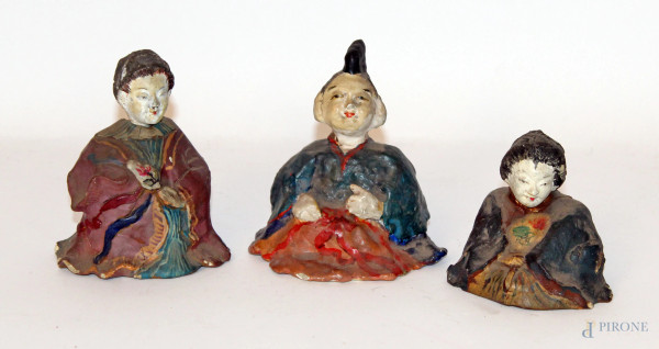 Lotto composto da tre personaggi orientali in terracotta policroma, XIX sec.