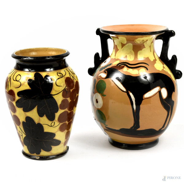 Lotto composto da un vaso in ceramica dipinta in policromia con decori floreali e una figura femm...