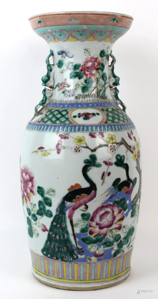 Vaso in porcellana policroma a decoro di pavoni e fiori, altezza cm 44, Cina, XX secolo, (piccole sbeccature)