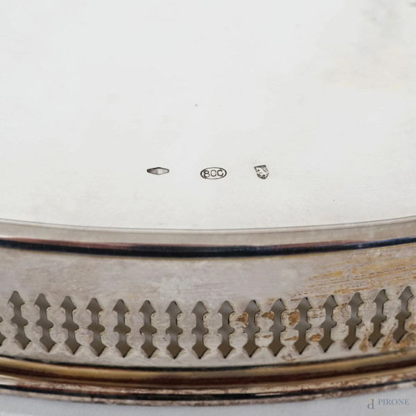 Vassoio tondo in argento con perimetro traforato poggiante su quattro piedini, XX secolo, peso gr...