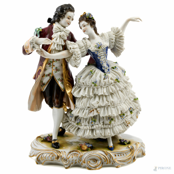 Gruppo in porcellana policroma Capodimonte rappresentante figure danzanti, XX secolo,  altezza cm 23, (lievi segni di usura)
